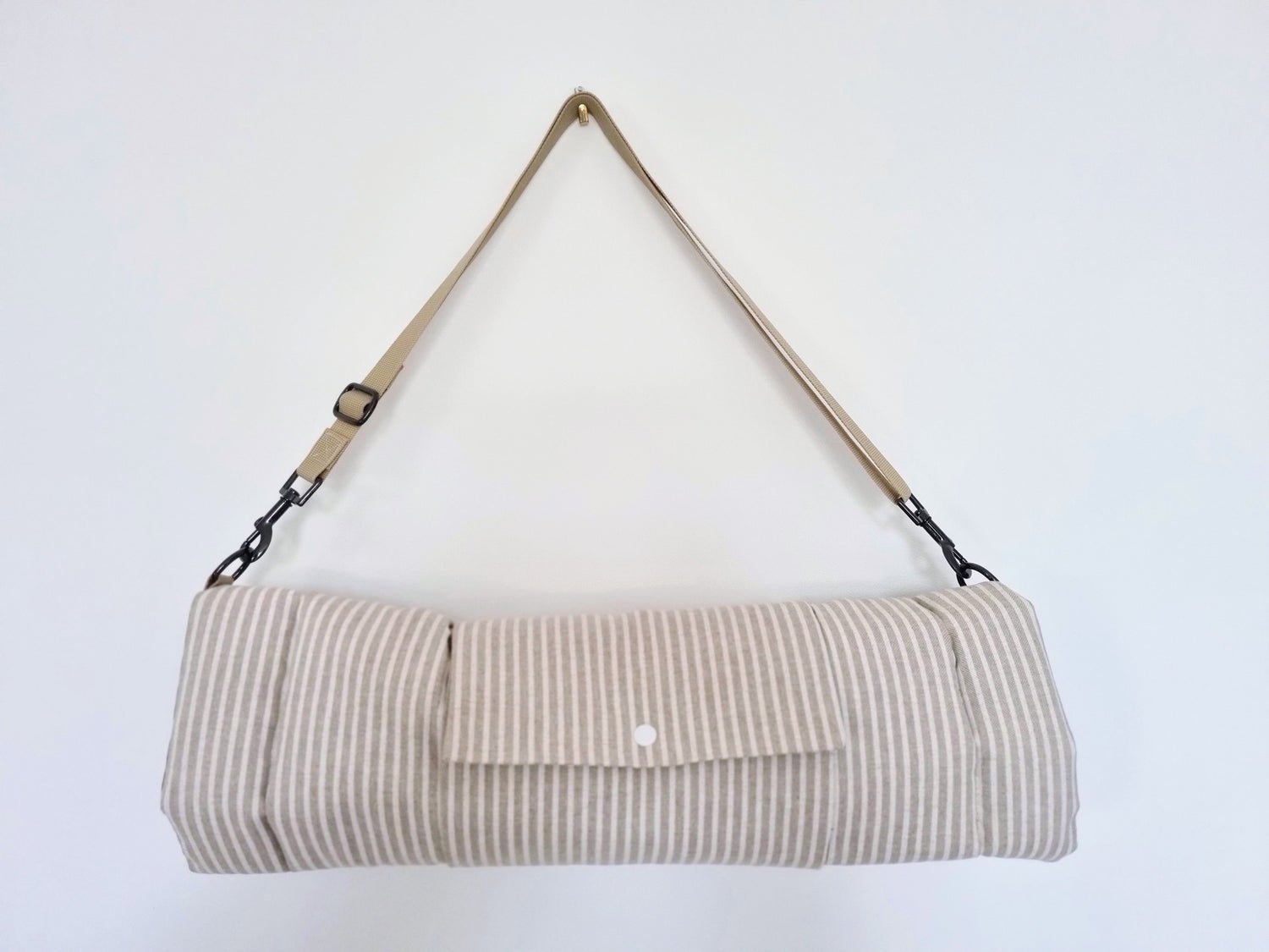A dog settle mat in neutral striped design. Foldable and with removable straps. Travel mat for dogs