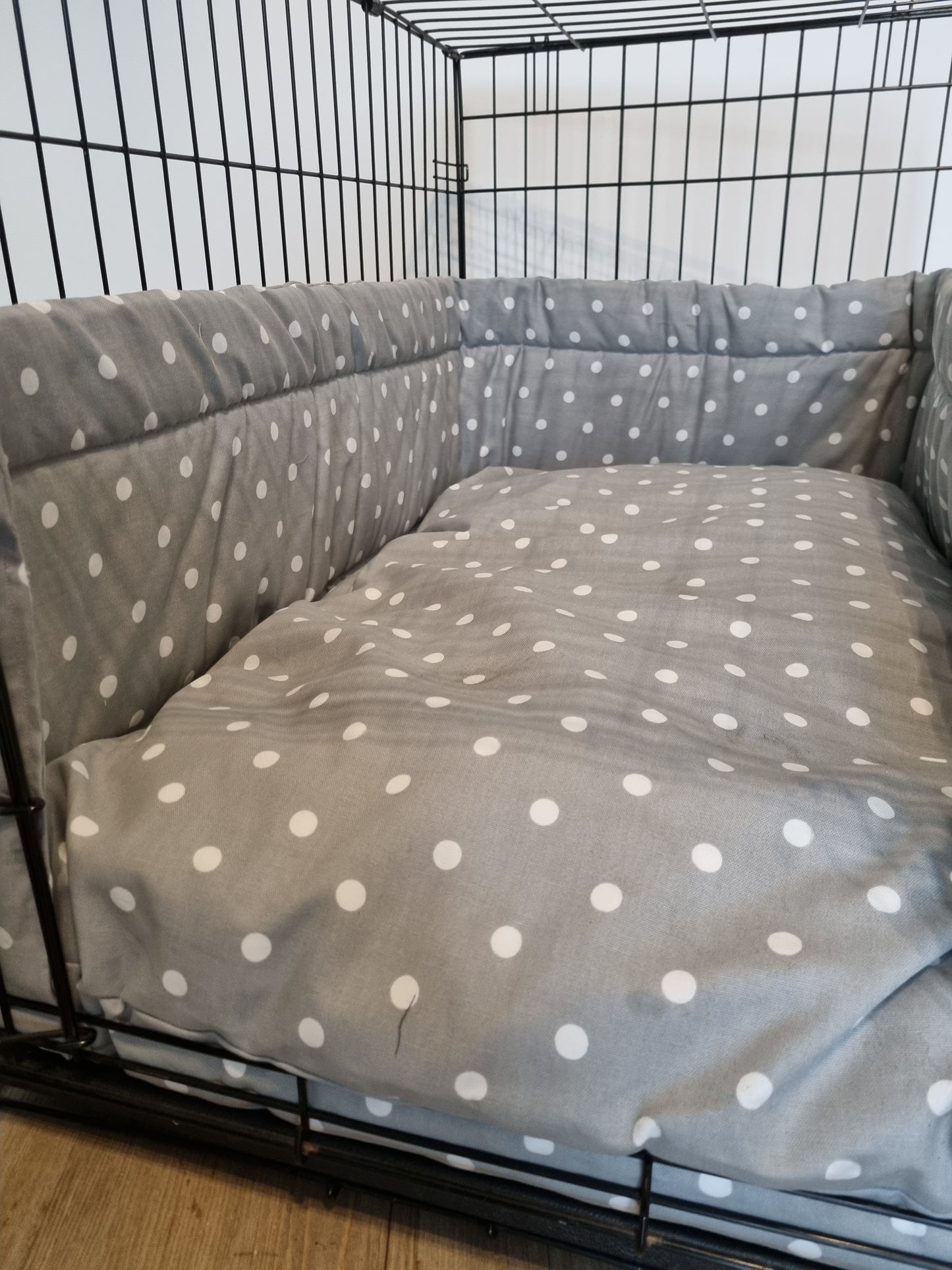 Dog crate bumper and bed - dog crate bedding. Spotty grey dog crate bumper pads attaching to metal dog crate to support with puppy training and dog crate training.