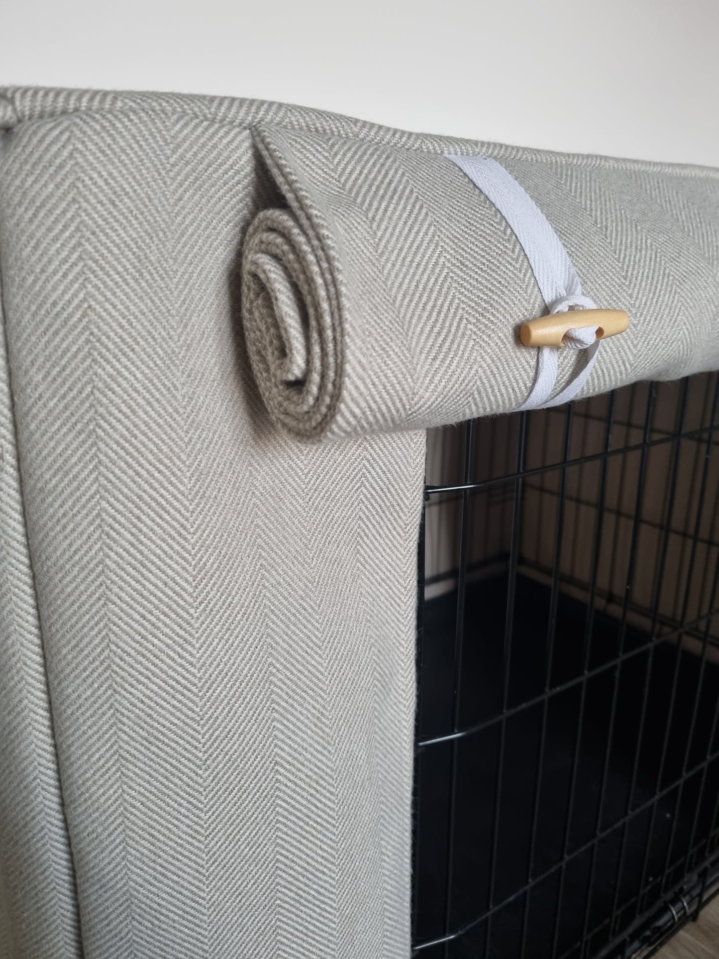 Stylish fabric dog crate cover. The custom kennel cover features a neutral-toned, aesthetic design with a herringbone pattern, offering a cosy and decorative touch to the pet's space.
