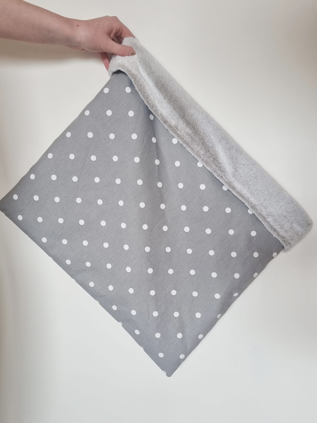 Grey spotty cotton snuggle sack for dogs. This neutral snuggle den provides comfort and warmth to all dogs, cats, guinea pigs.