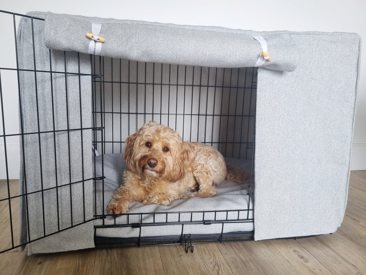 Stylish fabric dog crate cover. The custom kennel cover features a grey-toned, aesthetic design with a herringbone pattern, offering a cosy and decorative touch to the pet's space.