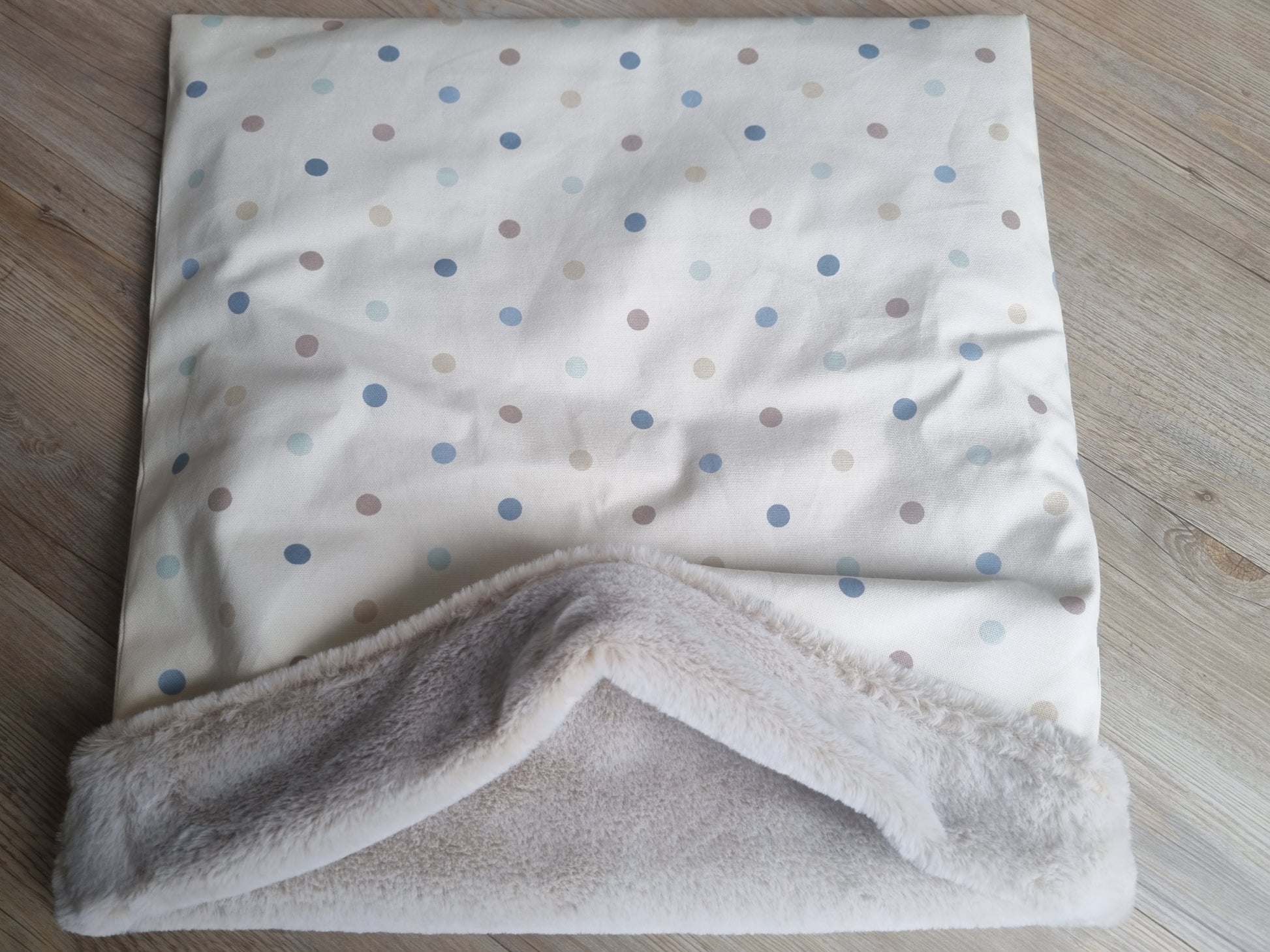 Multicoloured spotty cotton snuggle sack for dogs. This neutral snuggle den provides comfort and warmth to all dogs, cats, guinea pigs.