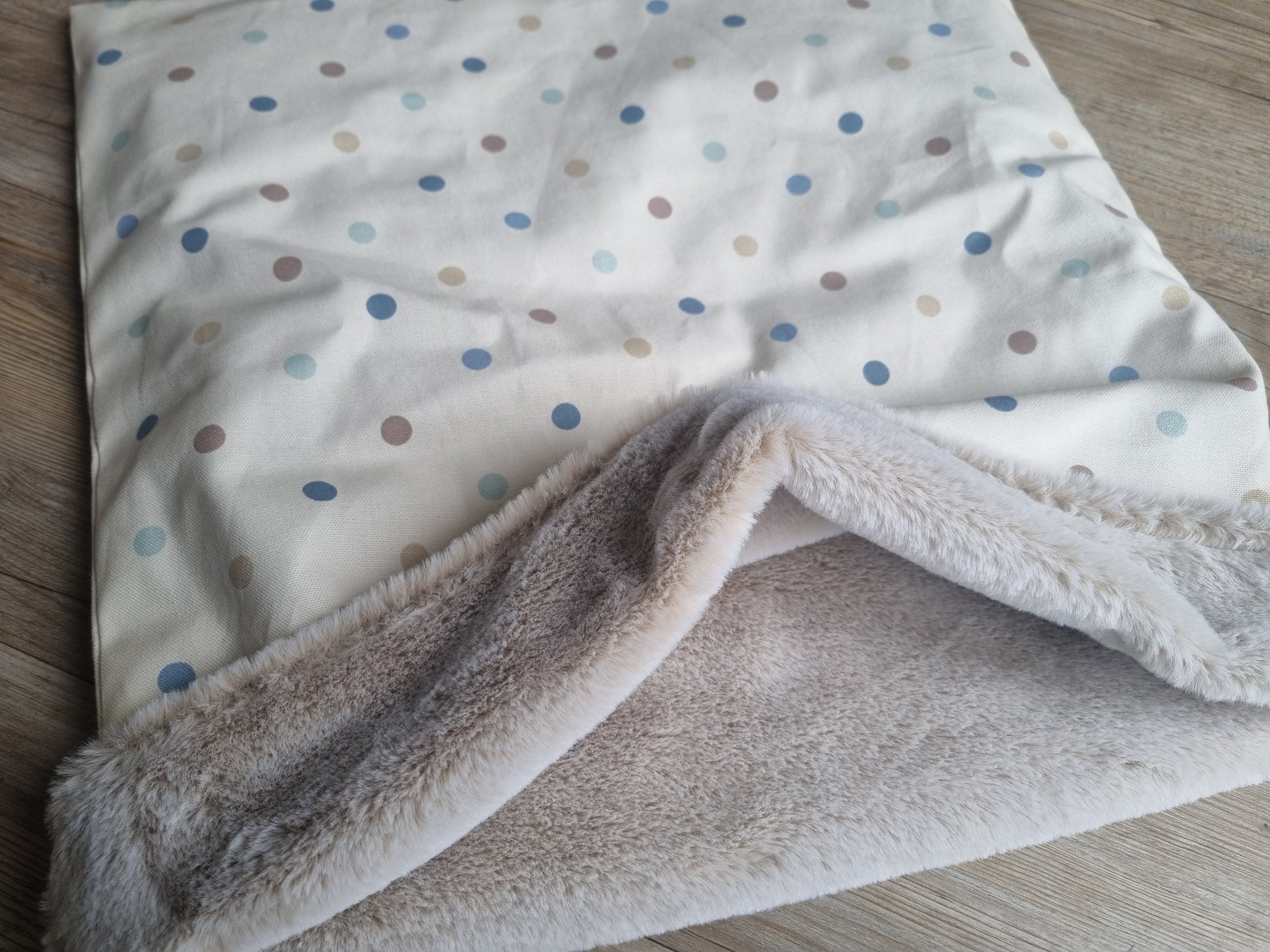 Multicoloured spotty cotton snuggle sack for dogs. This neutral snuggle den provides comfort and warmth to all dogs, cats, guinea pigs.