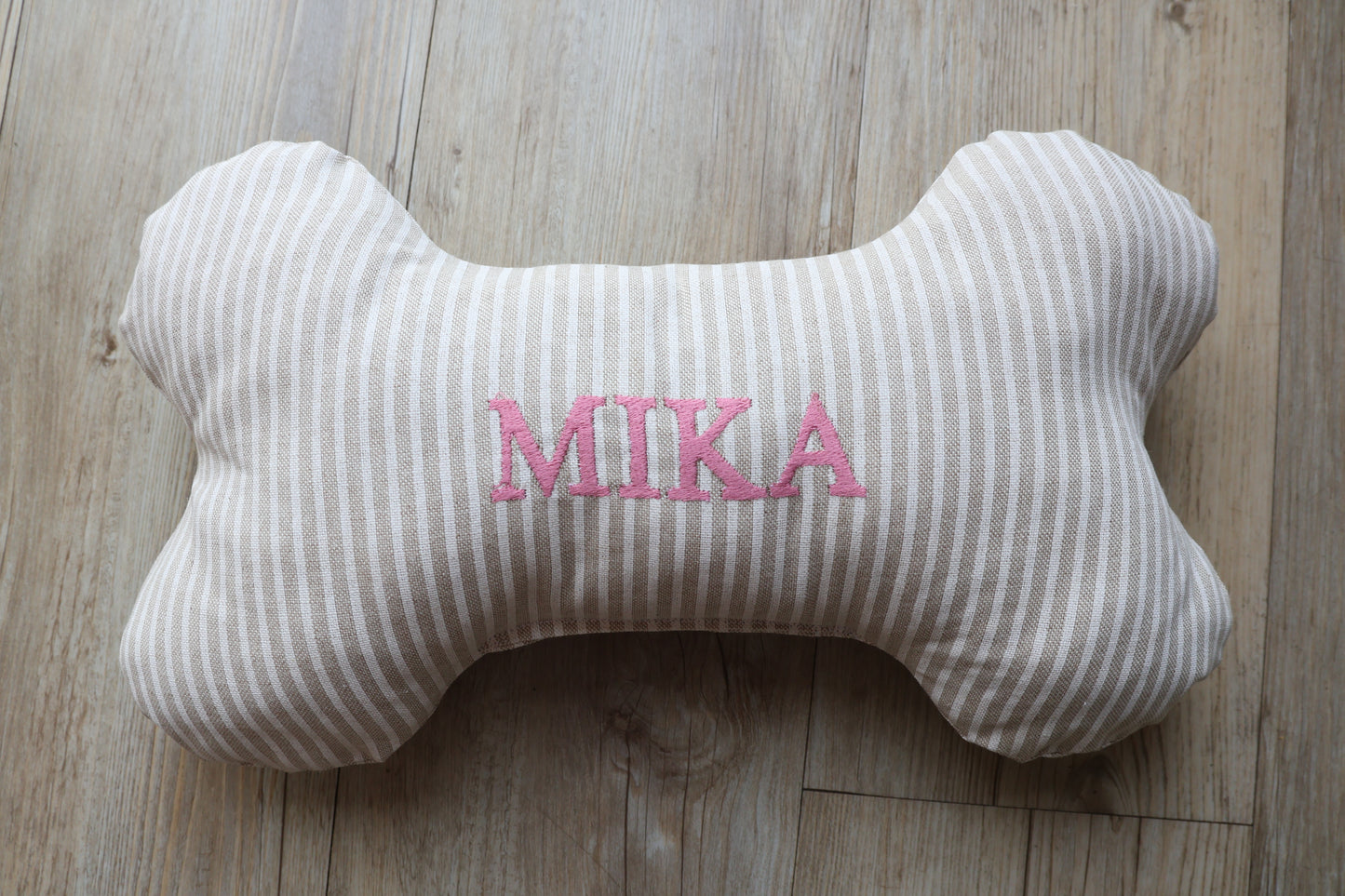 Personalised dog bone-shaped pillow. A neutral custom gift for dogs and puppies.