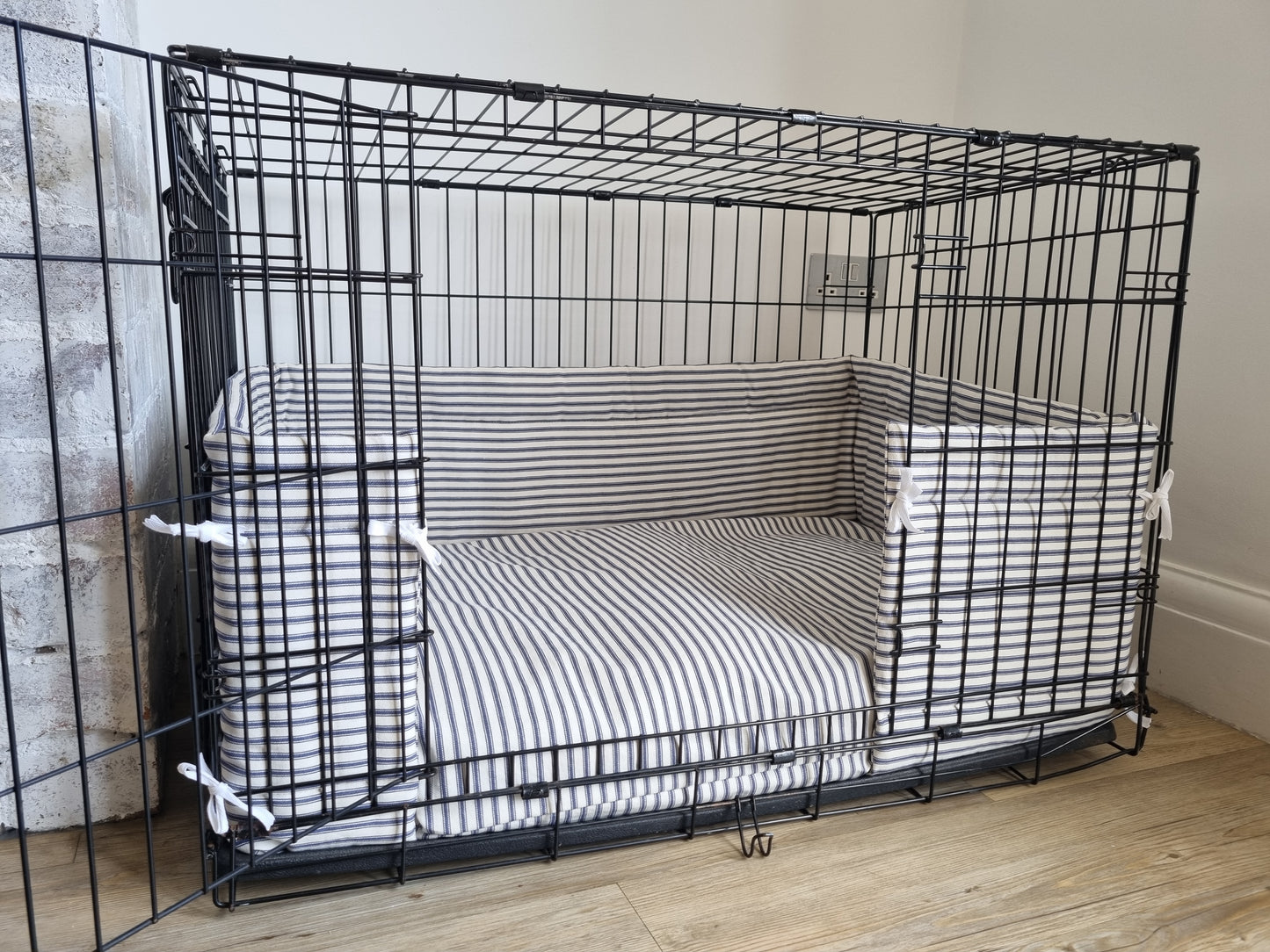 Dog crate bumper - Navy ticking stripe